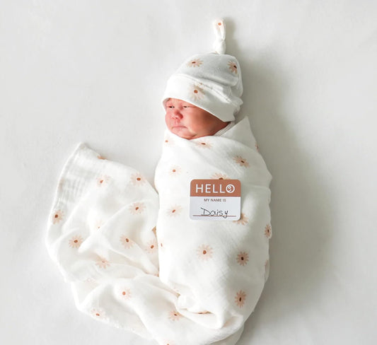 Lulujo Birth Announcement Hat & Swaddle Blanket Set (Daisies)