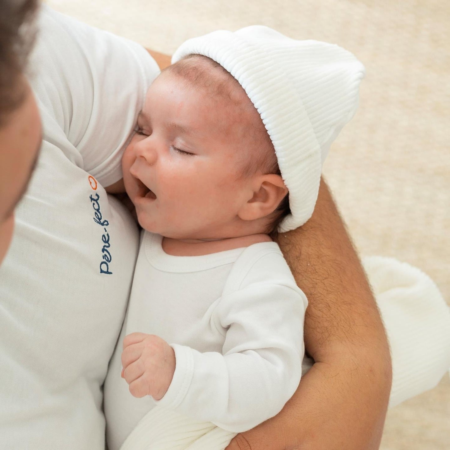 Trois Kilos Sept Newborn Hat &Gloves – White